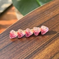 Detailaufnahme der Erdbeerroten Herz-Haarklammer mit Glitzer auf rustikalem Holztisch - 5 Erdbeeren mit rosa Stiel Entenschnabelklemme