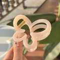 Detalle de pinza para el cabello de mariposa rosa claro con muelle de metal dorado - Beige-Mariposa Flor