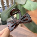 Détail d'une pince à cheveux en résine ambrée avec nœud et texture écaille - Pince à Nœud Double Couche / 8cm / Marron Rouge Brillant