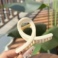 Pinza per capelli a torsione beige crema con scritte floreali per capelli folti - Bianco Solido Fibbia a Farfalla Clip a Croce