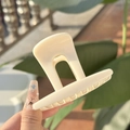 Primer plano de una pinza para el cabello crema minimalista bajo la luz solar natural - Blanco-Pinza Sombrero