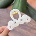 Elegante pinza per capelli da 8cm con trama in marmo bianco e molla dorata per donna - Bianco Gelatina