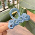 Dettaglio della molletta per capelli a nuvola grigio-blu con molla dorata all'aperto - Blu Nebbia
