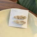 Detalle de pinzas para el cabello de acetato con textura de mármol en tarjeta - Khaki Marble