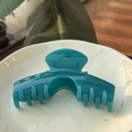 Grande pince à cheveux sarcelle pour cheveux épais sur une assiette avec des feuilles - Arche Carrée XL Boucle Papillon / Bleu Cyan
