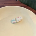 Zoete capsule haarklem van acetaat met blauw-wit ontwerp en fijne strass steen accenten - Blauw en Wit Capsule Clip