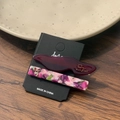 Détail de la pince en acrylique bordeaux et épingle à cheveux florale avec perles - Rose Fuchsia Floral
