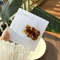 Pince à cheveux ours chic avec texture écaille d'ambre sur une carte de marque - Pince Ours Café Vanille