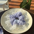Dettaglio dell'elastico lavanda con pizzo a pois bianchi ed etichetta con fiocco argento - Bordo in Pizzo - Elastico Viola Lavanda