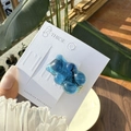 Pince à cheveux ours en gomme bleu translucide en résine sur carte blanche - Pince Ours Myrtille