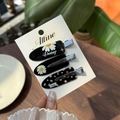 Dreiteiliges schwarzes Gänseblümchen-Haarspangen-Set mit Blumendruck auf Displaykarte - Schwarz-Weiß Gänseblümchen Nahtloser Clip