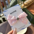 Detail einer rosa karierten Haarschleife mit Sternknopf auf weißer Karte - Stern Rosa Karo Entenschnabel Clip