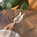 Detailansicht der Haarspange in Engelsflügelform mit Strass und goldener Entenschnabelklemme - Engelsflügel - Cremeweiß Strass Nahtloser Clip