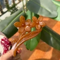 Vista dettagliata della molletta per capelli a fiore ambra con petali traslucidi - Giallo Foglia d'Autunno Gelatina