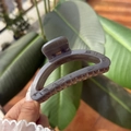 Pinza de pelo semicircular grande color púrpura translúcido para peinados elegantes - Gris Gelatina