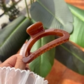 Elegante pinza para el cabello semicircular marrón con diseño hueco y acabado brillante - Naranja Marrón Gelatina