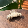 Eleganter Haarklammer-Clip mit blauem Beerenmuster und Kristallen auf Holzuntergrund - Blaues Blumenmuster mit Strass - 7-Zahn Haarkralle