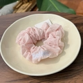 Elastico per capelli rosa con ricamo Better su tessuto materico posato su un piatto crema - Rosa Pesca - Elastico Ricamato a Fiori (cszj22625-05)