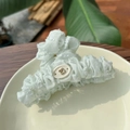 Détail de la pince à cheveux en tissu plissé vert clair avec bouton nœud sur assiette - Vert Menthe - Pince à Cheveux Plissée avec Nœud (cszj22625-05)