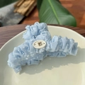 Détail de la pince à cheveux en tissu plissé bleu clair avec ornement papillon doré - Bleu Ciel - Pince à Cheveux Plissée avec Nœud (cszj22625-05)