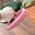 Details der rosa Waffelstruktur auf breitem gepolstertem Stirnband mit Handmade-Label - Heißes Rosa