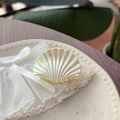 Détail de la pince à cheveux en forme de coquillage avec finition nacrée irisée - Petit / Jaune Blanc Iridescent Laser Coquille