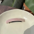 Rosa marmorierte Haarklammer mit Goldetikett in einer Keramikschale präsentiert - Rosa Buttercreme