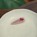 Detalle de pinza para el pelo rosa con lazo granate sobre un plato de cerámica - Rosa Degradado