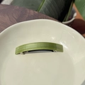 Eleganter grüner rechteckiger Haarclip mit Holzmaserung und silberner Metall-Federspange - Holografisches Grün