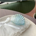 Détail d'une pince à cheveux coquillage avec finition perle holographique sur dentelle - Petit / Bleu Océan Iridescent Laser Coquille