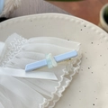 Pince à cheveux bec de canard en acétate bleu clair avec détails en résine sur assiette - Bleu Ciel