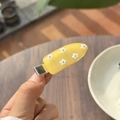 Fermaglio per capelli giallo in resina con cinque fiori bianchi e perline dorate su metallo - Giallo Vetroso