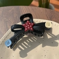 Pince à cheveux nœud noir mignonne avec bouton étoile posée sur plat céramique - Noir Étoile Bouton Nœud Irrégulier Pince