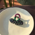 Détail de la pince à cheveux noire à pois colorés et poignées contrastées vives - Coloré Pois Cœur Rose Vif Vert Pince