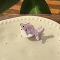 Paarse acetaat haai-haarklem met parelmoerglans op een wit keramisch bordje - Transparant Paarse Walvis Mini