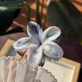 Dettaglio di un fermaglio per capelli a fiori con trama marmorizzata ed effetto inchiostro - Lavaggio Inchiostro Bianco e Nero