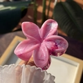 Dettaglio della pinza per capelli a fiore rosa marmorizzato sotto luce naturale - Sfumatura Rosa Sakura