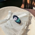Détail d'une pince à cheveux tulipe en acétate avec fleur violette et perle sur dentelle - Base Noire Fleur Violette Claire