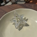 Schillernde sternförmige Haarklammer mit transparentem Finish auf strukturiertem Hintergrund - Irisierendes Weiß Stern Clip