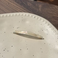 Irisierende Acetat-Haarspange mit France Handmade Logo auf einem eleganten Keramiktablett - Weißes Perlmutt
