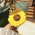 Handgehaltene Sonnenblumen-Haarklammer mit gelben Blütenblättern und brauner Mitte - Gelber Sonnenblumen Stil