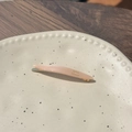 Nahaufnahme der rosa Acetat-Haarklammer mit goldenem Metallclip auf Keramikteller - Aprikose