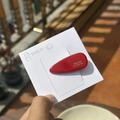 Détail macro d'une barrette à cheveux rouge en acétate avec texte doré Barrette La France - Pince Croco Texture Marbre Rouge