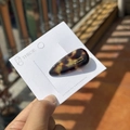 Détail de la barrette à motif écaille de tortue avec lettrage doré sur carte de marque - Pince Croco Texture Marbre Lave de Flamme