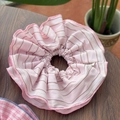 Coletero a rayas rosas estilo fresa con bordes ondulados sobre fondo de madera - Coletero de Doble Capa Rayado en Contraste / Rayado Marrón Blanco (Borde Rosa)