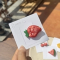 Fermaglio per capelli a fragola in resina acetata con strass rossi su carta - Stile Fragola