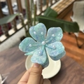 Pinza de pelo floral de acetato con perlas y acabado jaspeado azul y verde - Azul Menta Tie-dye