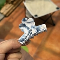 Pinza para el pelo de flor en acetato con textura de mármol azul y letras doradas - Blanco Azul Tinta