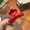 Detalle de pinza para el pelo de flor roja con inscripción dorada France Handmade - Rojo