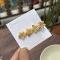 Pinza para el pelo de acetato jaspeado crema con estrella dorada en tarjeta blanca - Crema de Caramelo